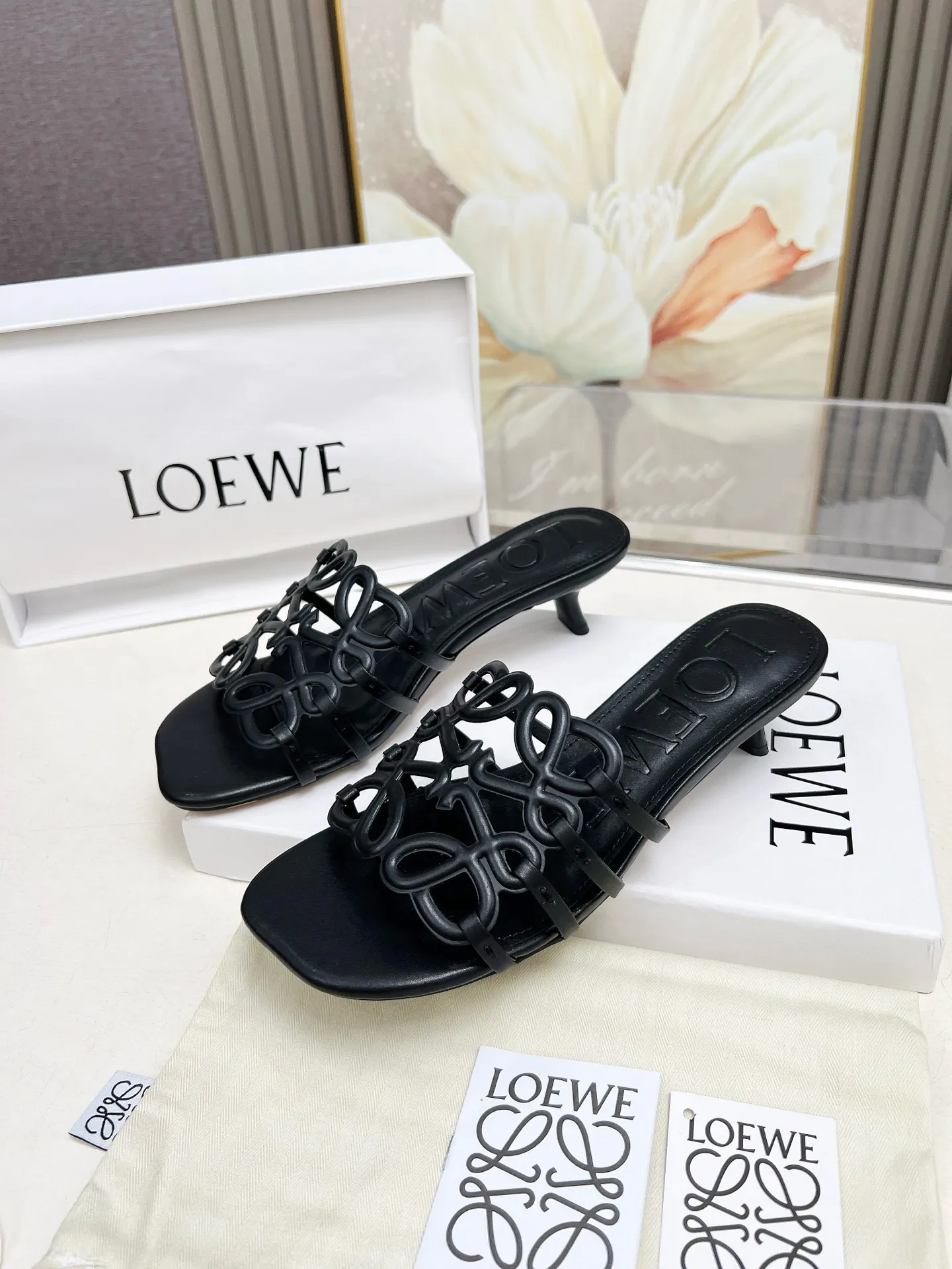 👟👟Ex-factory price 500👟👟 LOEWE 2025 SS summer limited edition hollow slippers, it is a very comprehensive noble fashion brand, highly recommended to all little fairies.   1⃣️Material: Imported cowhide 2⃣️Inner lining: Imported Italian lambskin, super soft and delicate 3⃣️Outsole: Imported Italian original original color genuine leather outsole Heel height 4.5 4⃣️Code number: 35 to 39 (40.41.42.43. Customized)